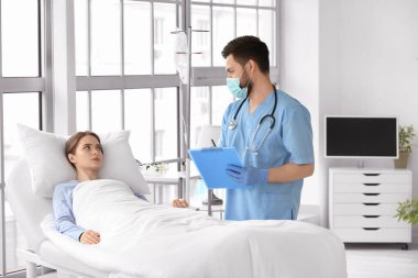 Hasta odasında çalışan erkek doktor.