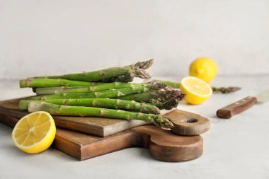 Taze yeşil kuşkonmaz masada.