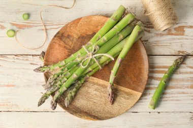 Tabakta taze kuşkonmaz var.