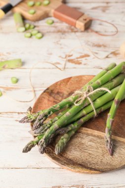 Tabakta taze kuşkonmaz var.