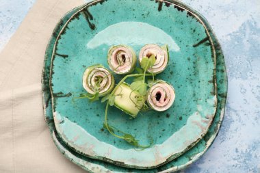 Renkli salatalıklı tabaklar