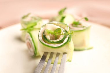 Lezzetli salatalıklı tabaklar, yakın plan.