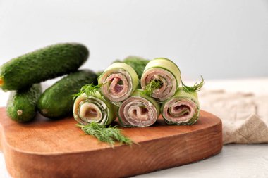 Masada lezzetli salatalıklı ekmek var.