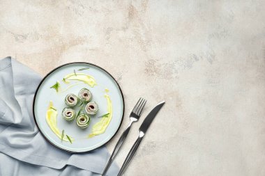 Hafif arka planda lezzetli salatalıklı tabak.