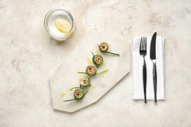 Hafif arkaplanda lezzetli salatalıklı rulo.