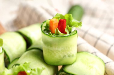 Masada lezzetli salatalıklar var, yakın plan.