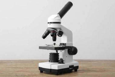 Işık arkaplanına karşı modern mikroskop