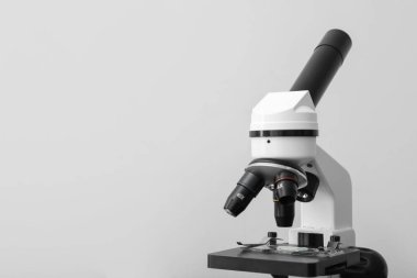Işık arkaplanı üzerine modern mikroskop