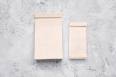 Açık arkaplanda kağıt torbalar