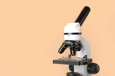 Renk arkaplanı üzerine modern mikroskop