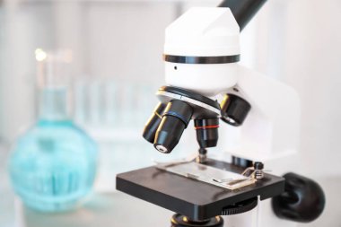 Bilimsel laboratuvarda modern mikroskop