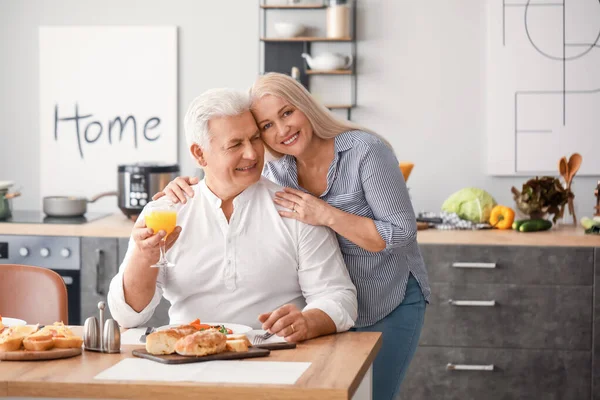 Feliz Casal Idoso Tomando Café Manhã Casa — Fotografia de Stock