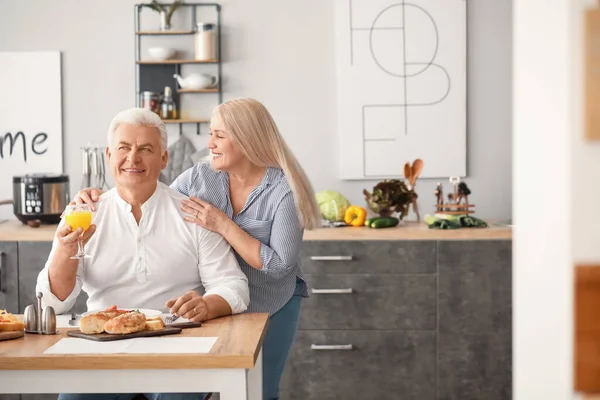 Feliz Casal Idoso Tomando Café Manhã Casa — Fotografia de Stock