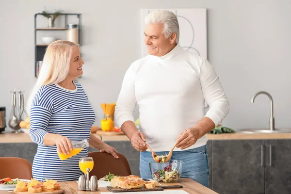 Feliz Pareja Ancianos Desayunando Casa —  Fotos de Stock