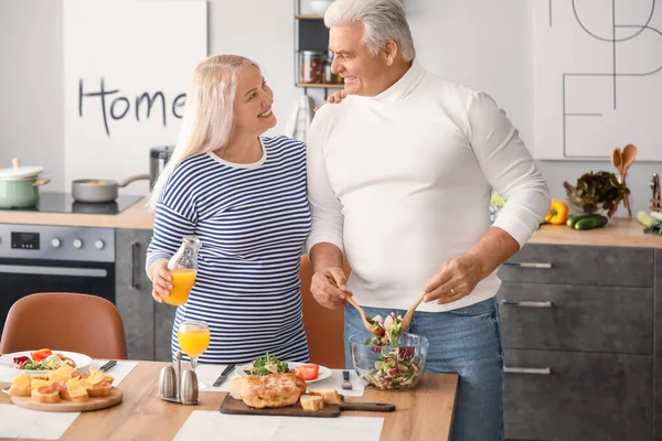 Feliz Pareja Ancianos Desayunando Casa —  Fotos de Stock