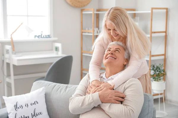 Feliz Pareja Ancianos Descansando Casa —  Fotos de Stock