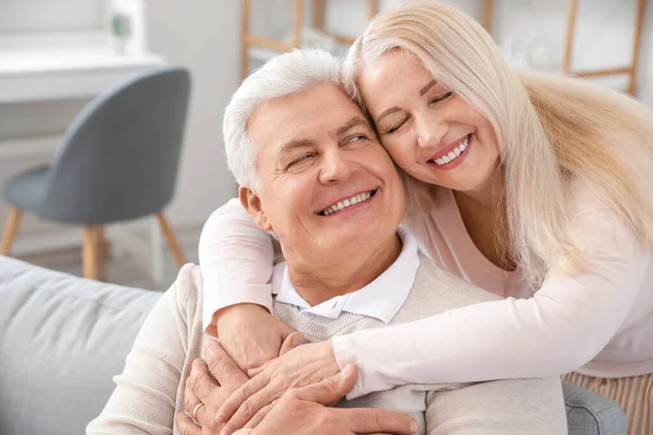 Feliz Pareja Ancianos Descansando Casa —  Fotos de Stock