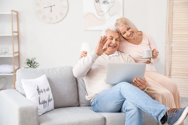 Happy Elderly Couple Laptop Home — Stock Photo, Image