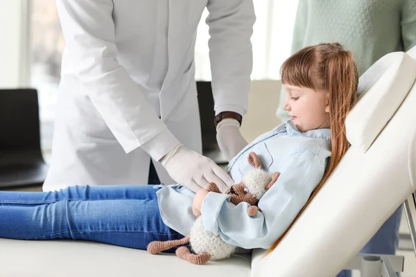 Gastroenterolog Klinikteki Küçük Kızı Muayene Ediyor — Stok fotoğraf