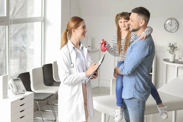 Küçük kızıyla birlikte bir adam klinikte gastroenteroloğu ziyaret ediyor.