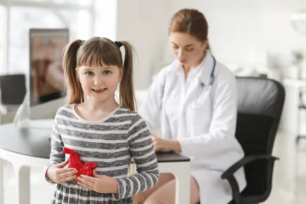 Egy Kislány Gyomormodellel Gasztroenterológus Rendelőjében — Stock Fotó