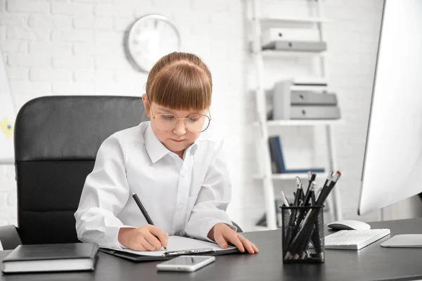 Kleine Secretaresse Aan Het Werk — Stockfoto