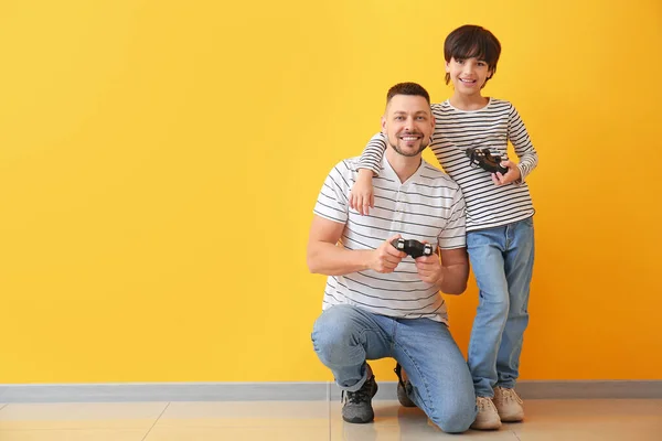 Father Little Son Playing Video Games Color Wall — Stock Photo, Image