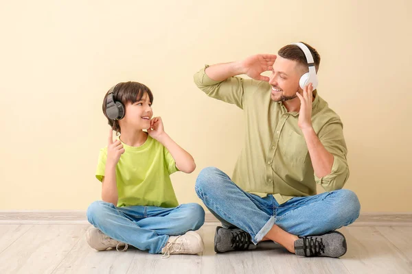 Father Little Son Listening Music Color Wall — Stock Photo, Image