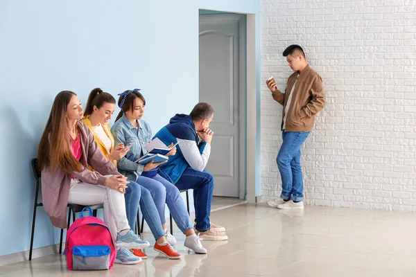 People Waiting Line Indoors — Stock Photo, Image