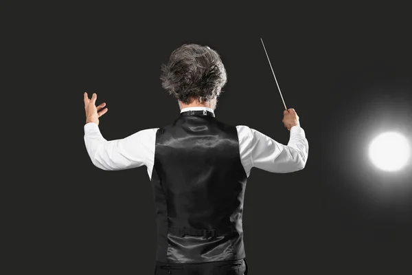 Senior Manlig Dirigent Mörk Bakgrund — Stockfoto