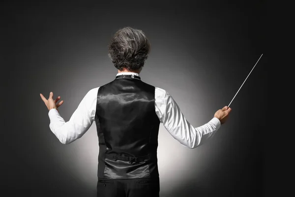 Senior Mannelijke Dirigent Donkere Achtergrond — Stockfoto