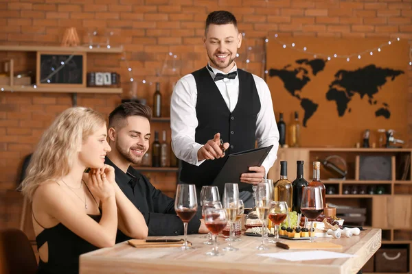 Люди Дегустують Вино Ресторані — стокове фото