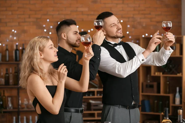 Gente Degustando Vino Restaurante — Foto de Stock