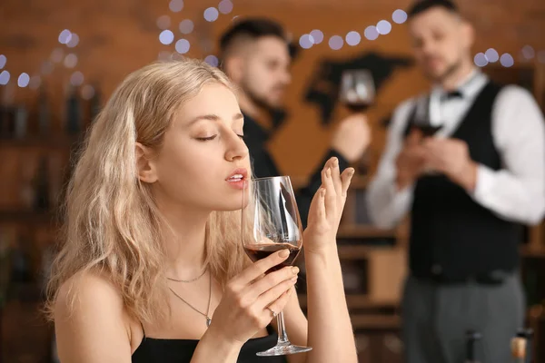 Mujer Joven Degustando Vino Restaurante — Foto de Stock