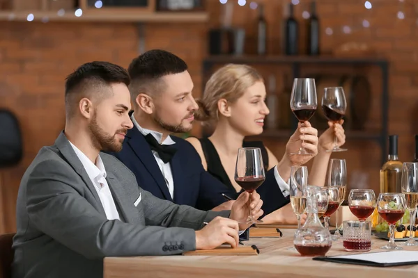 Люди Дегустируют Вино Ресторане — стоковое фото