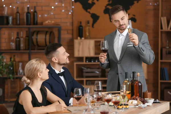 Gente Degustando Vino Restaurante —  Fotos de Stock