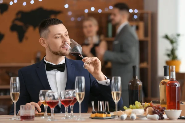 Hombre Degustación Vino Restaurante — Foto de Stock