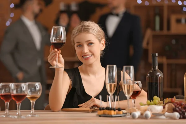 Mujer Degustando Vino Restaurante — Foto de Stock