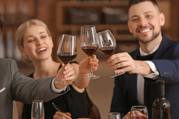 Gente Degustando Vino Restaurante — Foto de Stock