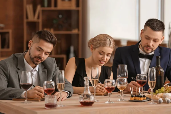 Gente Degustando Vino Restaurante — Foto de Stock