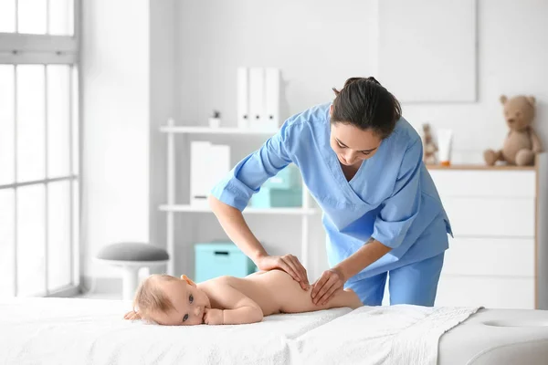 Massage Therapist Working Cute Baby Medical Center — Stock Photo, Image