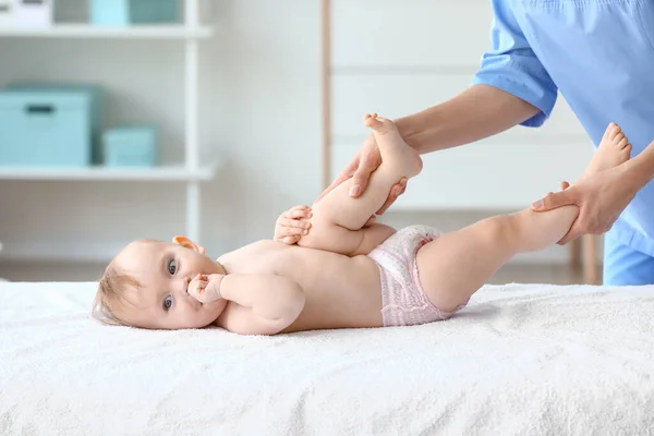 Massage Therapeut Werken Met Schattige Baby Medisch Centrum — Stockfoto