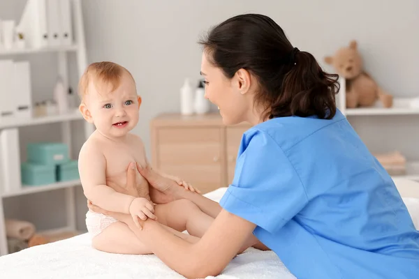 Massage Therapist Working Cute Baby Medical Center — Stock Photo, Image