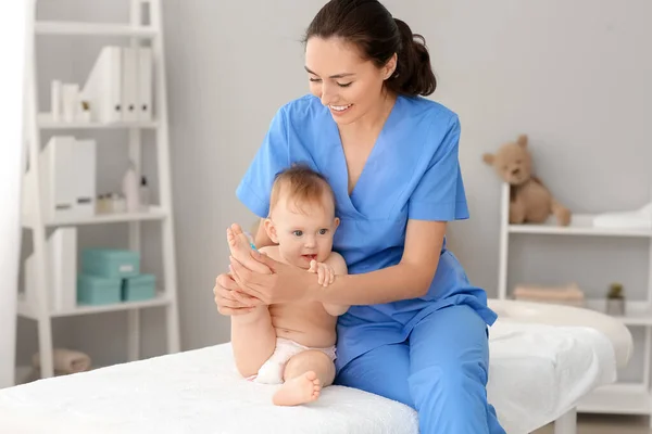 Massaggiatore Che Lavora Con Bambino Carino Nel Centro Medico — Foto Stock