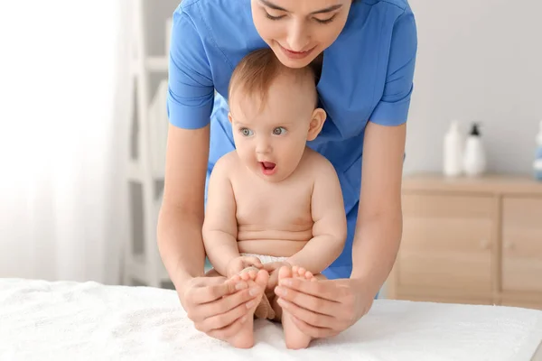 Massage Therapeut Werken Met Schattige Baby Medisch Centrum — Stockfoto