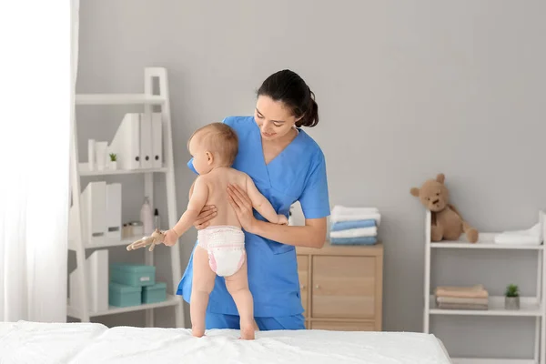 Massagetherapeutin Arbeitet Mit Süßem Baby Medizinischen Zentrum — Stockfoto