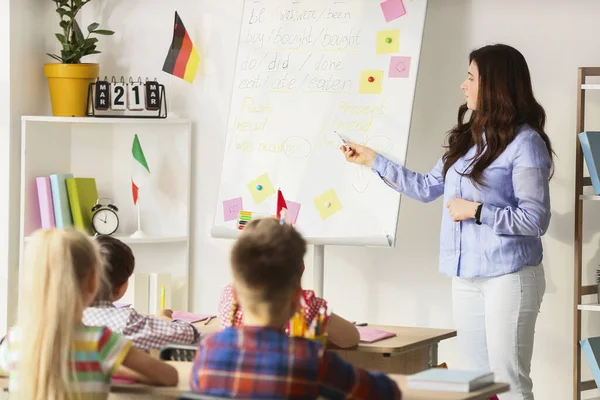 Leraar Die Les Geeft Aan Kleine Kinderen Een Talenschool — Stockfoto