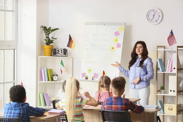 Leraar Die Les Geeft Aan Kleine Kinderen Een Talenschool — Stockfoto