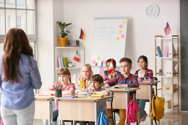 Crianças Pequenas Durante Aula Escola Idiomas — Fotografia de Stock