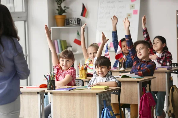 Crianças Pequenas Durante Aula Escola Idiomas — Fotografia de Stock